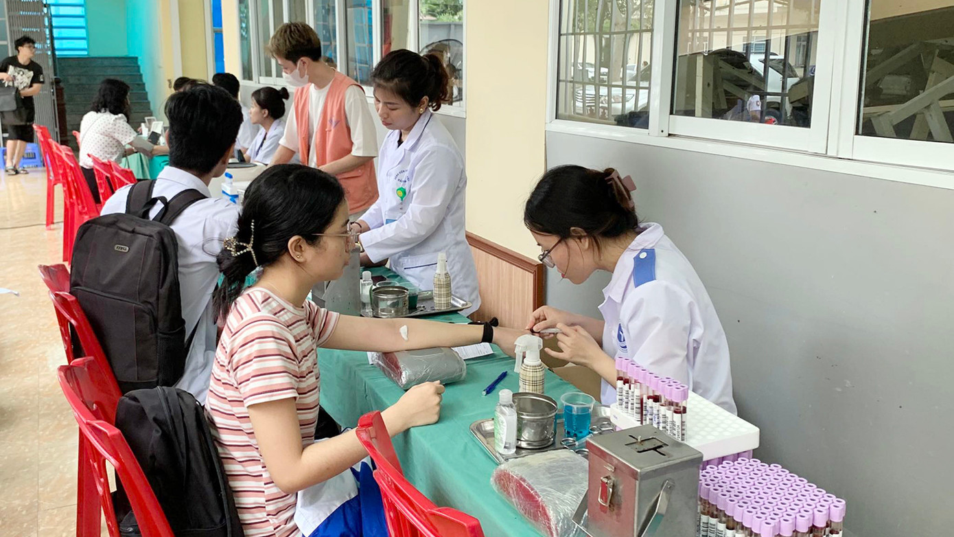 Các bạn trẻ thành phố cảng tới điểm hiến máu cố định đăng ký hiến máu. Các bạn trẻ thành phố cảng tới điểm hiến máu cố định đăng ký hiến máu.