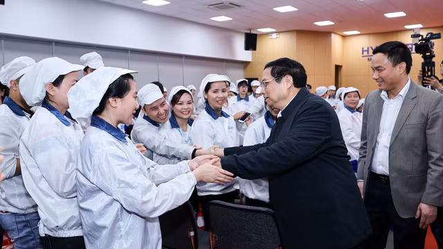 Thủ tướng Phạm Minh Chính tiếp xúc, gặp gỡ, chúc Tết công nhân tại Hải Dương. Ảnh: Nhật Bắc/VGP Thủ tướng Phạm Minh Chính tiếp xúc, gặp gỡ, chúc Tết công nhân tại Hải Dương. Ảnh: Nhật Bắc/VGP