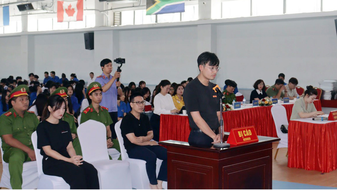 Hàng trăm đoàn viên thanh niên, học sinh theo dõi phiên tòa giả định. Hàng trăm đoàn viên thanh niên, học sinh theo dõi phiên tòa giả định.