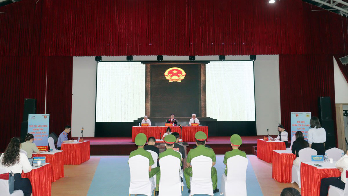 Phiên tòa xét xử sơ thẩm tội "Tổ chức sử dụng trái phép chất ma túy", diễn ra sáng 13/6. Phiên tòa xét xử sơ thẩm tội "Tổ chức sử dụng trái phép chất ma túy", diễn ra sáng 13/6.