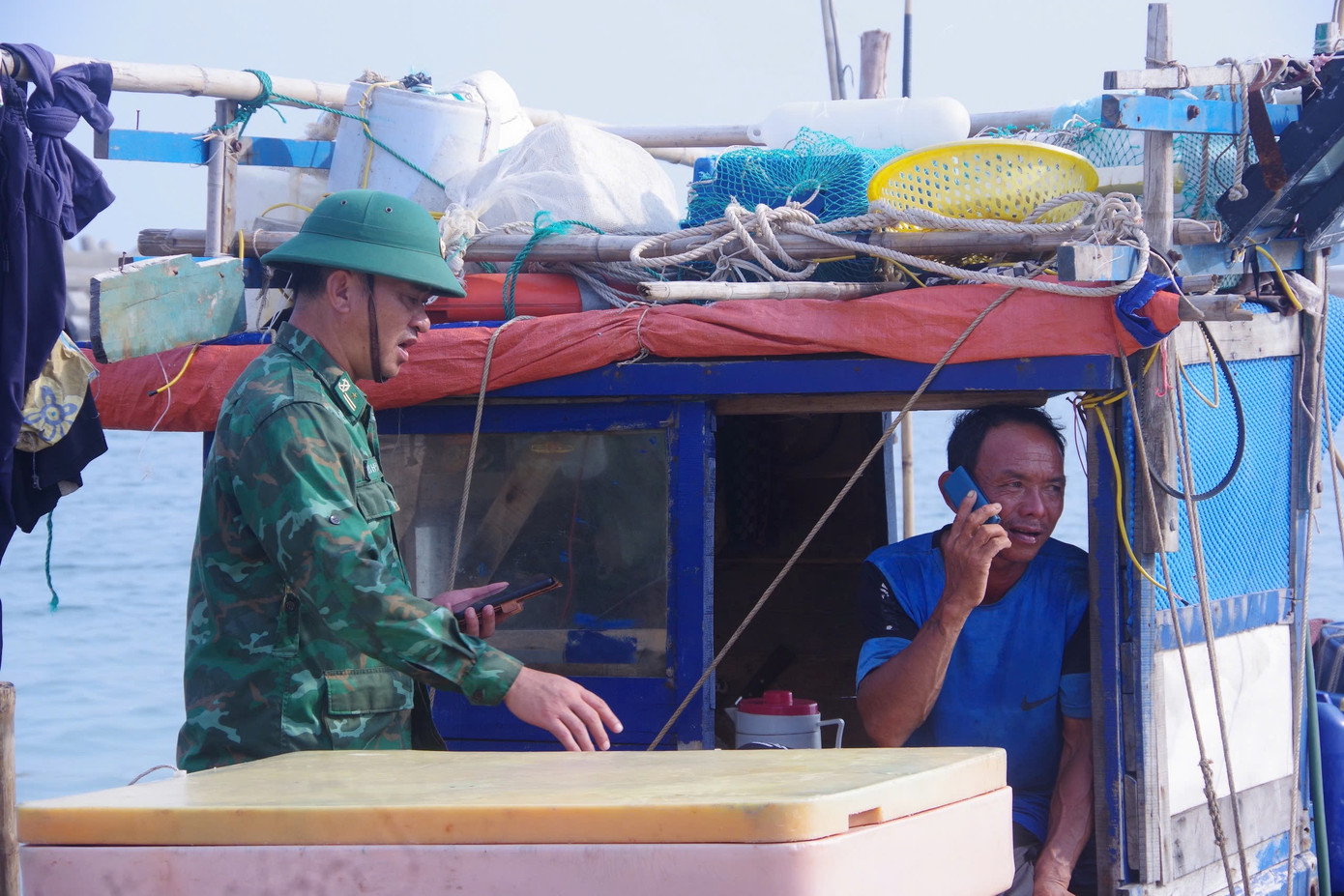 Nhiều tổ công tác trực tiếp xuống thuyền cá vận động, hướng dẫn và hỗ trợ ngư dân thực hiện các biện pháp phòng chống bão số 3.