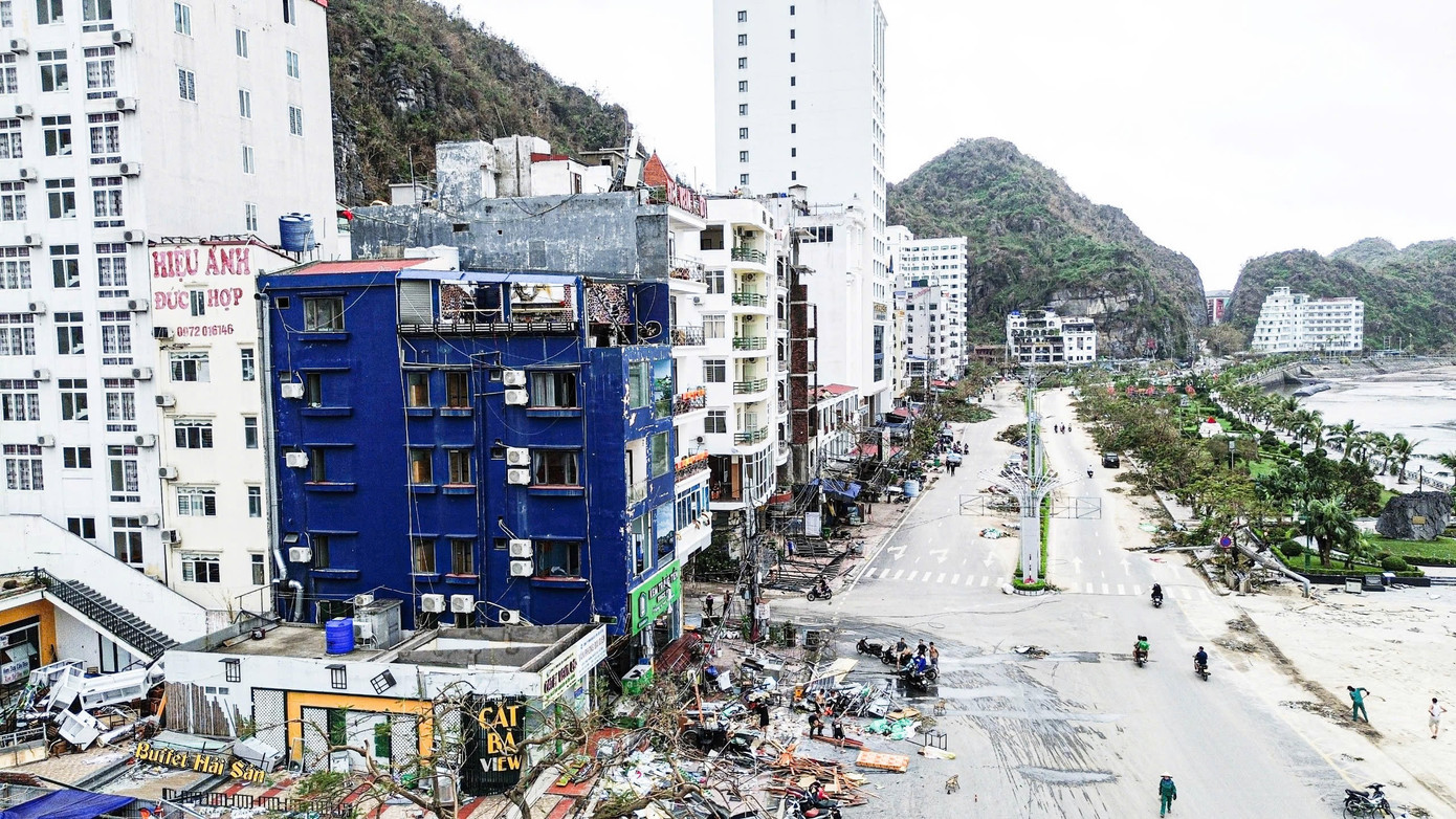 Trung tâm thị trấn Cát Bà (TP Hải Phòng) ngổn ngang, đổ nát sau bão số 3.