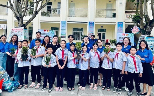 Đoàn Thanh niên phường Lãm Hà (Hải An, Hải Phòng) phối hợp Liên đội Trường tiểu học Nguyễn Du tổ chức chương trình “Đổi rác lấy cây xanh”.