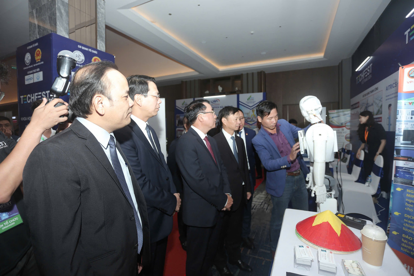 Các đại biểu tham quan các sản phẩm công nghệ của các doanh nghiệp khởi nghiệp sáng tạo. Các đại biểu tham quan các sản phẩm công nghệ của các doanh nghiệp khởi nghiệp sáng tạo.