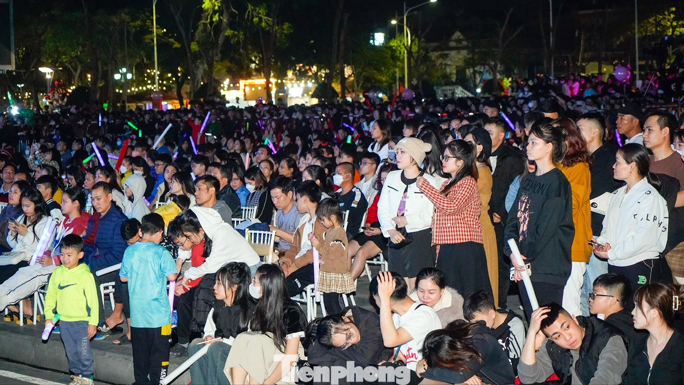 Phía ngoài, hàng vạn người dân và du khách ngồi chật kín dải vườn hoa trung tâm theo dõi chương trình, xem pháo hoa.