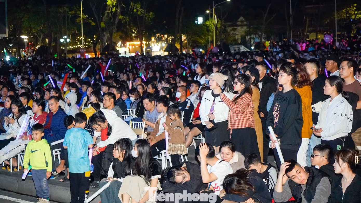 Phía ngoài, hàng vạn người dân và du khách ngồi chật kín dải vườn hoa trung tâm theo dõi chương trình, xem pháo hoa. Phía ngoài, hàng vạn người dân và du khách ngồi chật kín dải vườn hoa trung tâm theo dõi chương trình, xem pháo hoa.