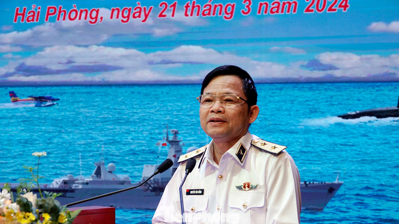Trung tướng Nguyễn Văn Bổng - Bí thư Đảng ủy, Chính ủy Quân chủng Hải quân, phát biểu tại hội nghị. Trung tướng Nguyễn Văn Bổng - Bí thư Đảng ủy, Chính ủy Quân chủng Hải quân, phát biểu tại hội nghị.