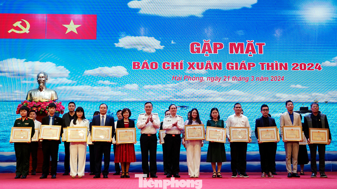 Lãnh đạo Quân chủng Hải quân, Cục Chính trị Hải quân trao bằng khen cho tập thể, cá nhân có thành tích xuất sắc trong công tác tuyên truyền. Lãnh đạo Quân chủng Hải quân, Cục Chính trị Hải quân trao bằng khen cho tập thể, cá nhân có thành tích xuất sắc trong công tác tuyên truyền.