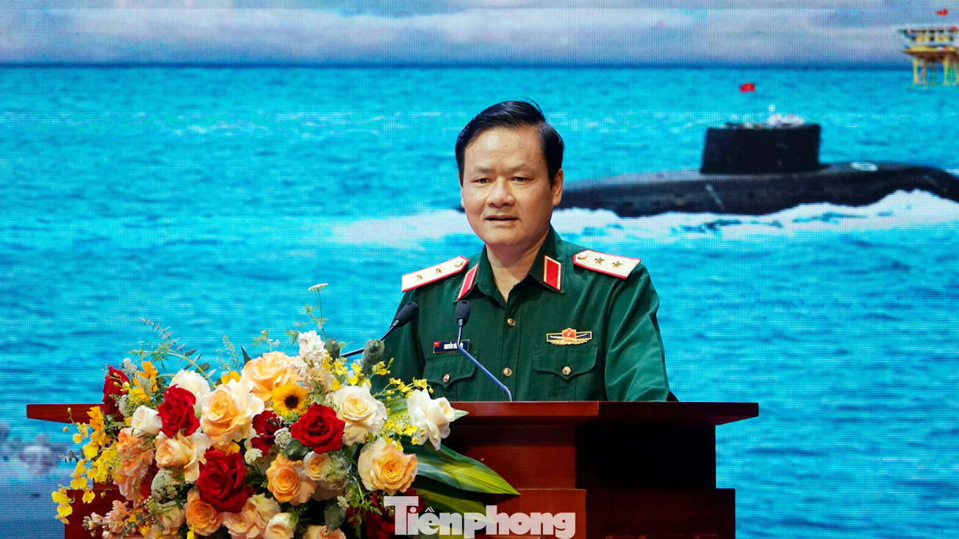 Trung tướng Nguyễn Văn Đức - Cục trưởng Cục Tuyên huấn (Tổng cục Chính trị, QĐND Việt Nam) trao đổi về công tác tuyên truyền với các cơ quan thông tấn, báo chí và Quân chủng Hải quân. Trung tướng Nguyễn Văn Đức - Cục trưởng Cục Tuyên huấn (Tổng cục Chính trị, QĐND Việt Nam) trao đổi về công tác tuyên truyền với các cơ quan thông tấn, báo chí và Quân chủng Hải quân.