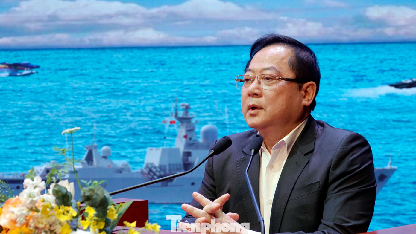 Nhà báo Lê Xuân Sơn - Tổng biên tập báo Tiền Phong, chia sẻ tại hội nghị về những chuyến công tác tại Quần đảo Trường Sa. Nhà báo Lê Xuân Sơn - Tổng biên tập báo Tiền Phong, chia sẻ tại hội nghị về những chuyến công tác tại Quần đảo Trường Sa.