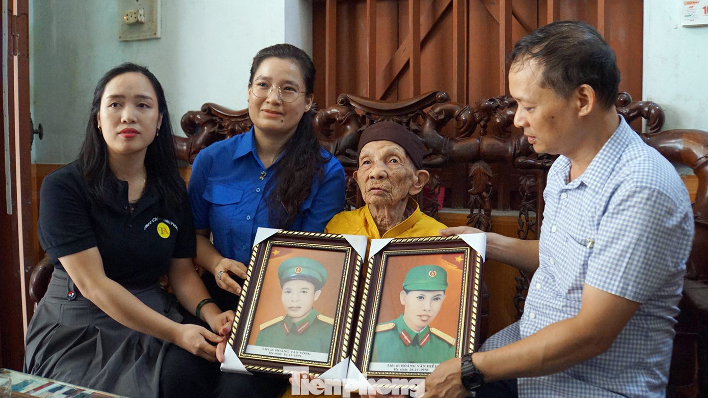 Cùng ngày, đoàn viên thanh niên Hải Phòng đã tới thăm, tặng ảnh liệt sĩ đã được phục dựng lại cho Mẹ Việt Nam anh hùng tại thị trấn Tiên Lãng. Cùng ngày, đoàn viên thanh niên Hải Phòng đã tới thăm, tặng ảnh liệt sĩ đã được phục dựng lại cho Mẹ Việt Nam anh hùng tại thị trấn Tiên Lãng.