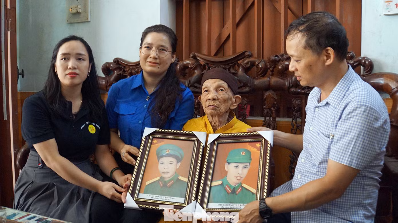 Cùng ngày, đoàn viên thanh niên Hải Phòng đã tới thăm, tặng ảnh liệt sĩ đã được phục dựng lại cho Mẹ Việt Nam anh hùng tại thị trấn Tiên Lãng.