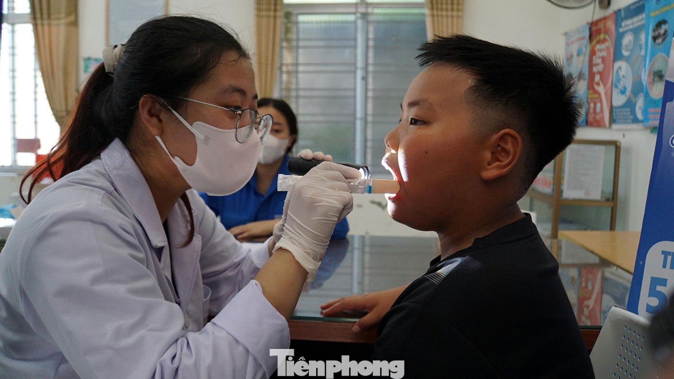 Các tình nguyện viên đồng thời tổ chức khám, tư vấn chăm sóc nha khoa và phát quà miễn phí cho 100 thanh thiếu nhi trên địa bàn huyện Tiên Lãng với tổng giá trị hơn 40 triệu đồng. Các tình nguyện viên đồng thời tổ chức khám, tư vấn chăm sóc nha khoa và phát quà miễn phí cho 100 thanh thiếu nhi trên địa bàn huyện Tiên Lãng với tổng giá trị hơn 40 triệu đồng.