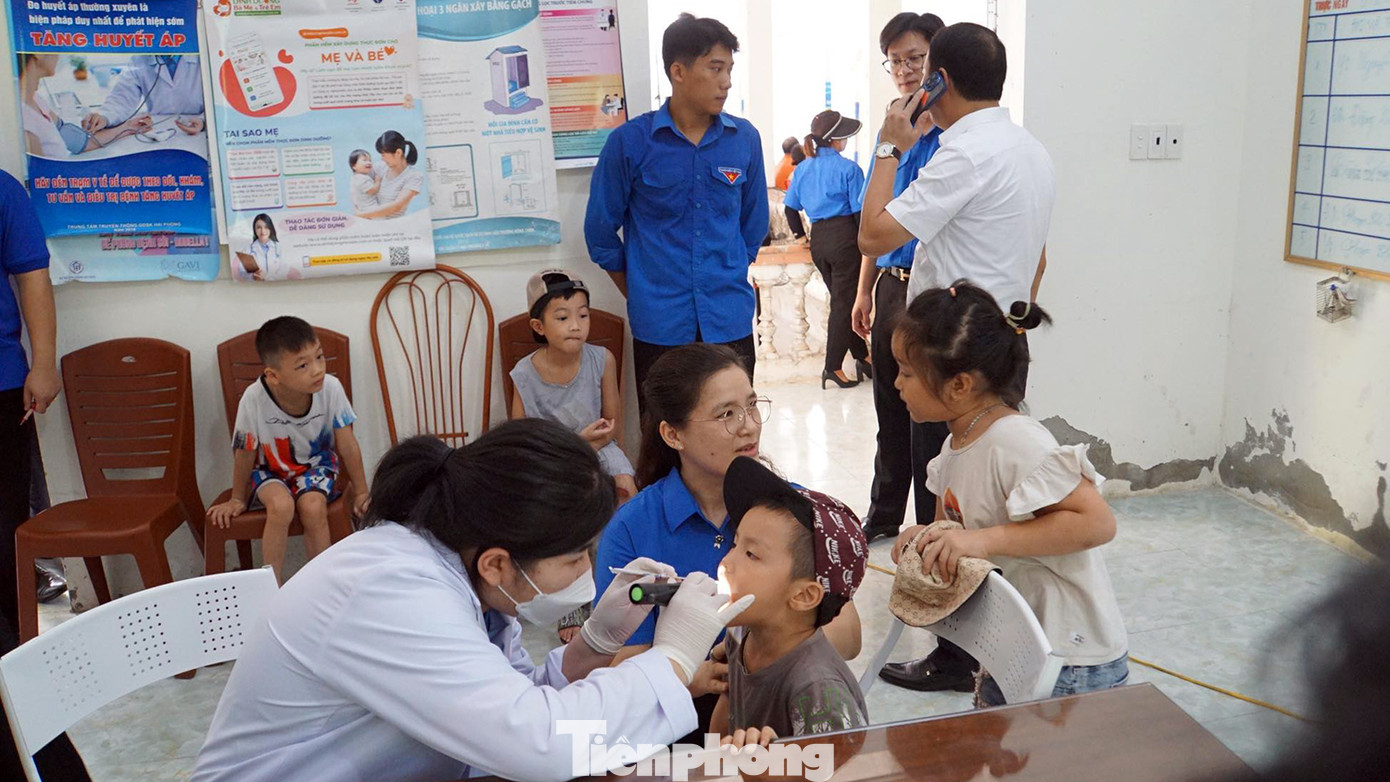 Tổ chức khám chữa bệnh, cấp phát thuốc miễn phí cho 100 hộ dân có hoàn cảnh khó khăn, gia đình chính sách, gia đình có hoàn cảnh khó khăn. Tổ chức khám chữa bệnh, cấp phát thuốc miễn phí cho 100 hộ dân có hoàn cảnh khó khăn, gia đình chính sách, gia đình có hoàn cảnh khó khăn.