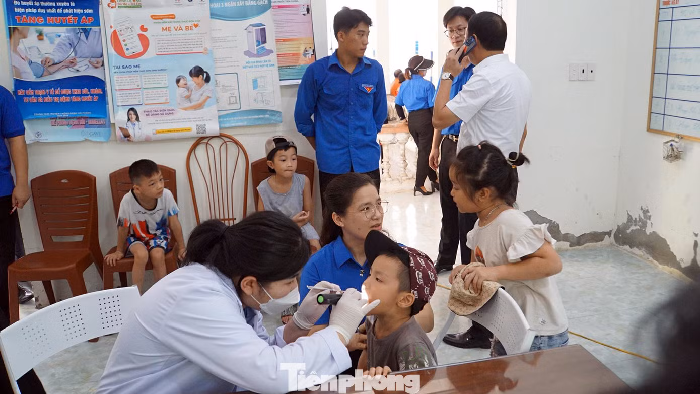 Tổ chức khám chữa bệnh, cấp phát thuốc miễn phí cho 100 hộ dân có hoàn cảnh khó khăn, gia đình chính sách, gia đình có hoàn cảnh khó khăn.