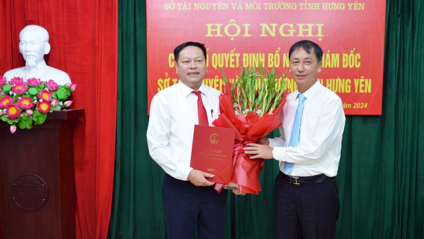 Ông Nguyễn Hùng Nam - Phó Chủ tịch UBND tỉnh trao quyết định bổ nhiệm, tặng hoa chúc mừng tân Giám đốc Sở TN&MT tỉnh Hưng Yên. Ông Nguyễn Hùng Nam - Phó Chủ tịch UBND tỉnh trao quyết định bổ nhiệm, tặng hoa chúc mừng tân Giám đốc Sở TN&MT tỉnh Hưng Yên.