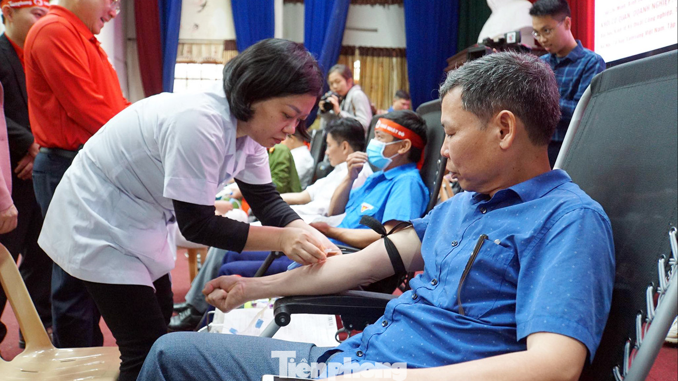 Ông Phạm Văn Tuấn (58 tuổi, cán bộ hưu trí) chia sẻ, đây là lần thứ 6 ông tham gia hiến máu tình nguyện. Dịp này, được các bạn trẻ tuyên truyền phát động từ sau Tết nên ông đã vận động người thân, hàng xóm đi hiến máu tình nguyện. Ông Tuấn chia sẻ thêm, ngày hội hiến máu vừa giúp ông kiểm tra sức khỏe thường xuyên vừa góp phần san sẻ giọt máu nghĩa tình cho bệnh nhân nghèo, người gặp nạn.