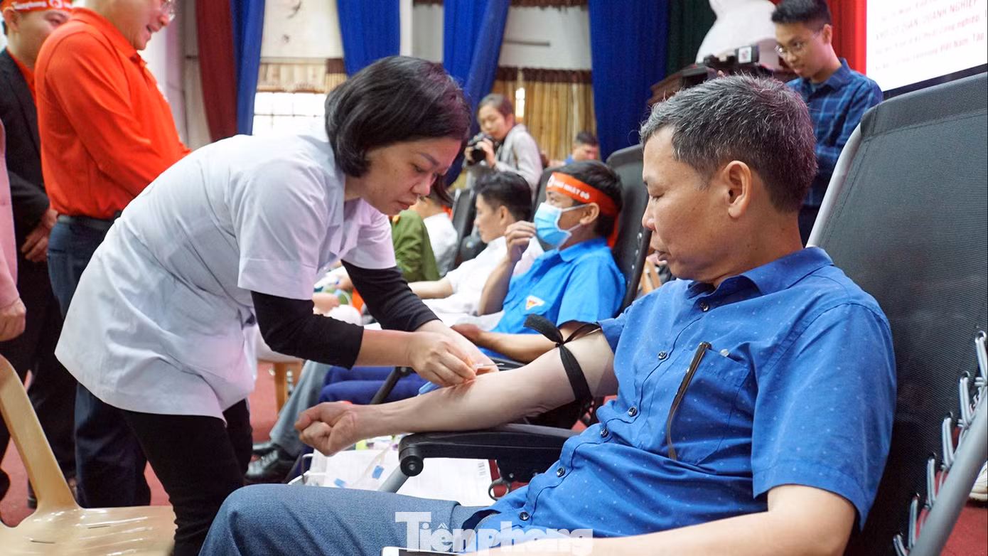 Ông Phạm Văn Tuấn (58 tuổi, cán bộ hưu trí) chia sẻ, đây là lần thứ 6 ông tham gia hiến máu tình nguyện. Dịp này, được các bạn trẻ tuyên truyền phát động từ sau Tết nên ông đã vận động người thân, hàng xóm đi hiến máu tình nguyện. Ông Tuấn chia sẻ thêm, ngày hội hiến máu vừa giúp ông kiểm tra sức khỏe thường xuyên vừa góp phần san sẻ giọt máu nghĩa tình cho bệnh nhân nghèo, người gặp nạn.