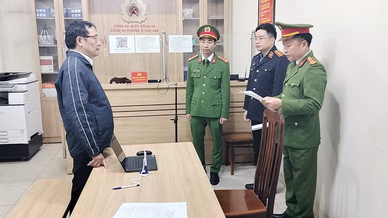 Cơ quan điều tra đọc quyết định khởi tố bị can Vũ Hồng Giang.