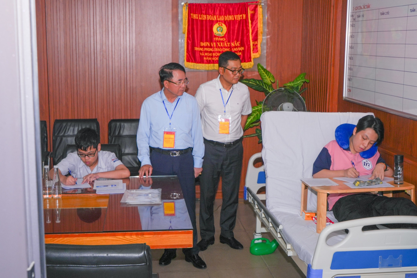 Ông Lê Khắc Nam - Phó Chủ tịch UBND TP Hải Phòng, ông Bùi Văn Kiệm - Giám đốc Sở GD&amp;ĐT tới phòng thi đặc biệt động viên các thí sinh.