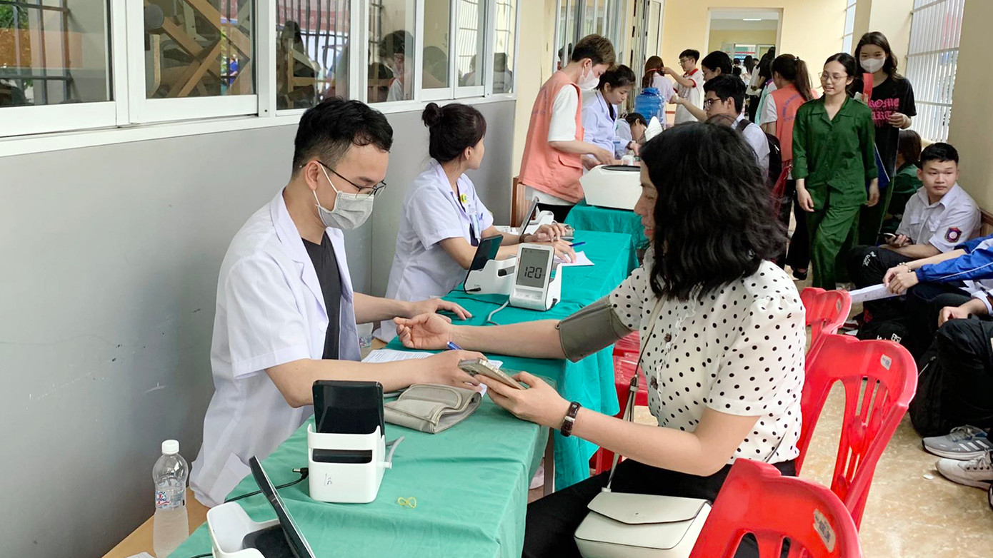 Nhiều giảng viên, cán bộ nhân viên Trường Đại học Hàng hải Việt Nam đăng ký hiến máu. Nhiều giảng viên, cán bộ nhân viên Trường Đại học Hàng hải Việt Nam đăng ký hiến máu.