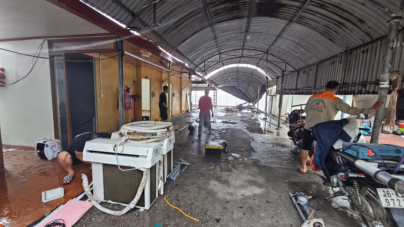 Người dân ở Đồ Sơn di dời tài sản, vật kiến trúc khỏi công trình vi phạm.