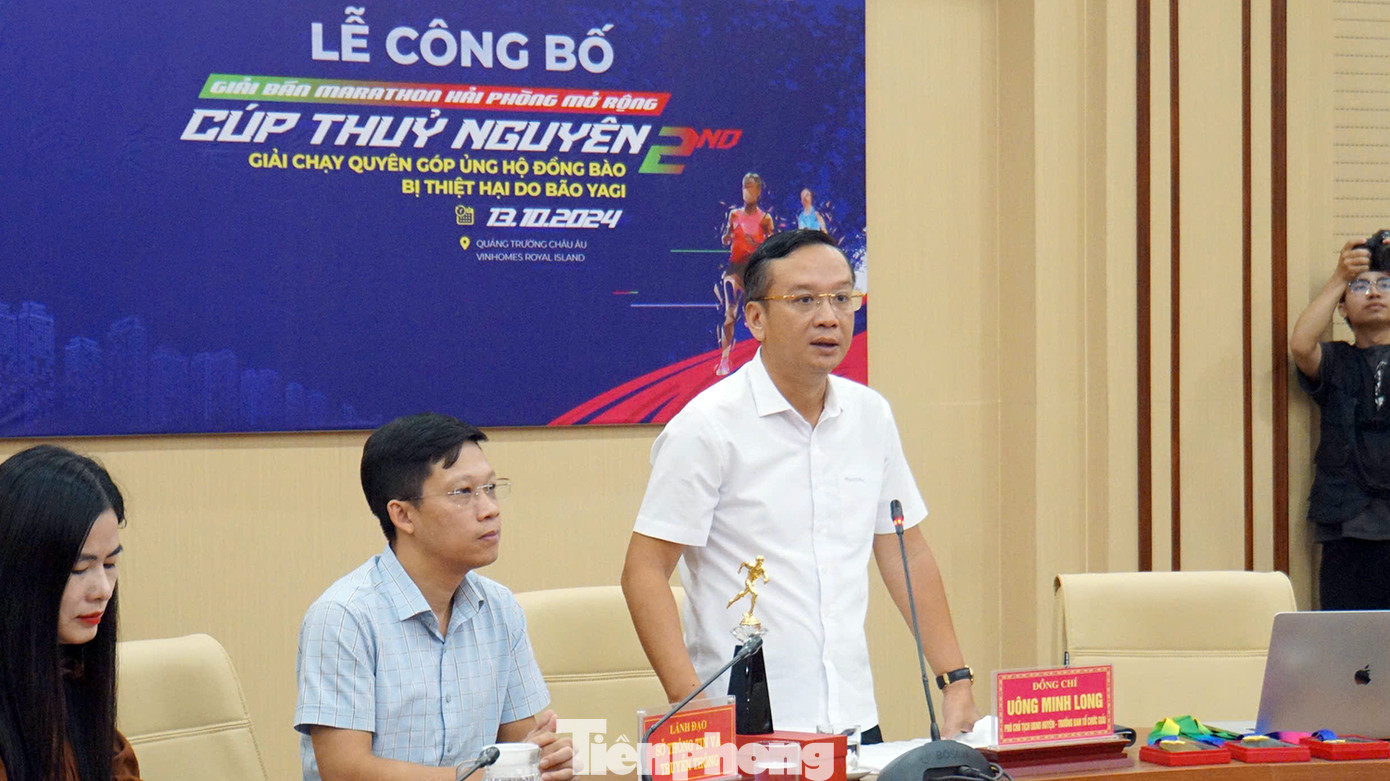 Ông Uông Minh Long - Phó Chủ tịch UBND huyện Thủy Nguyên thông tin về giải chạy "Bước chân kiên cường".