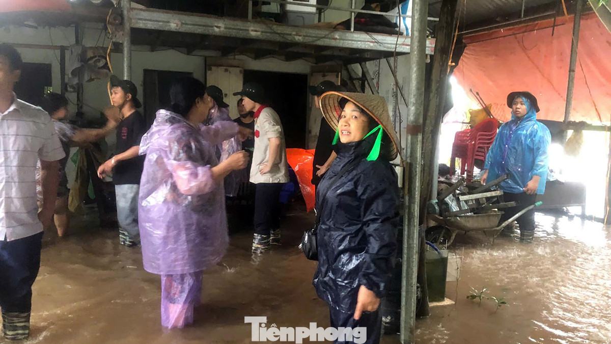 Lực lượng chức năng tỉnh Hưng Yên hỗ trợ người dân ở ngoài đê sơ tán người và di dời tài sản về nơi tạm trú.