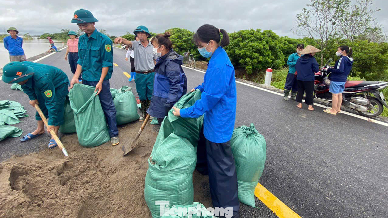 Hàng trăm đoàn viên thanh niên tỉnh Hưng Yên tham gia đắp đê, sơ tán người dân, hỗ trợ nông dân thu hoạch nông sản.