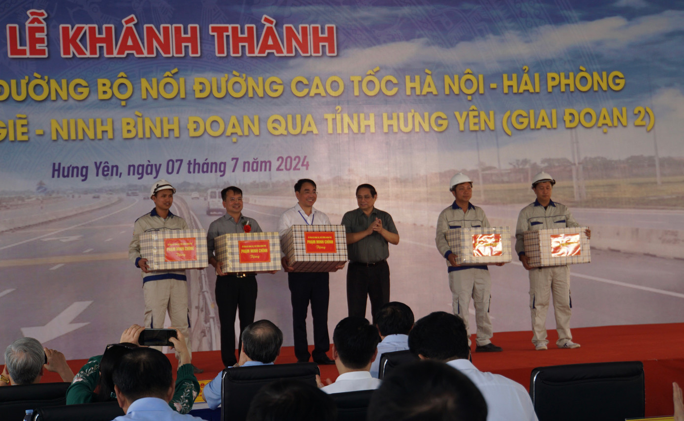 Thủ tướng Phạm Minh Chính tặng quà các đơn vị thi công, công nhân thực hiện dự án.