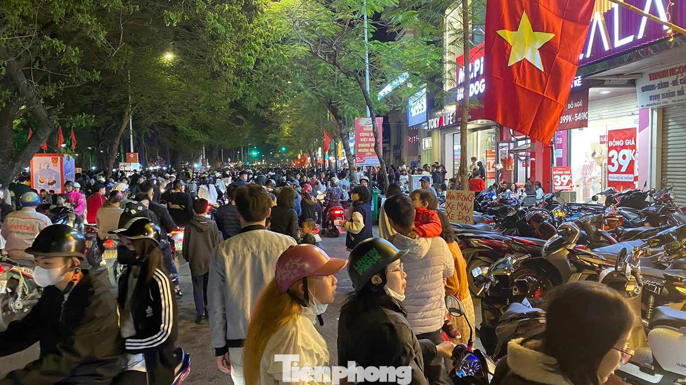 Phía ngoài cách khu vực tổ chức chương trình nghệ thuật hàng trăm mét, các tuyến phố chật kín người tới xem. Do quá tải, nhiều người lựa chọn đi bộ hoặc ngồi quán thưởng thức Food Tour Hải Phòng như: trà cúc, bánh mỳ cay, nem cua, bánh đa cua...