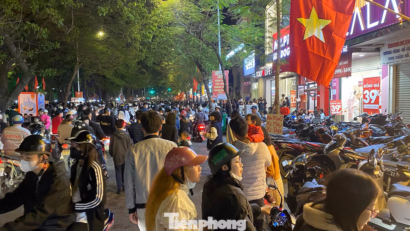 Phía ngoài cách khu vực tổ chức chương trình nghệ thuật hàng trăm mét, các tuyến phố chật kín người tới xem. Do quá tải, nhiều người lựa chọn đi bộ hoặc ngồi quán thưởng thức Food Tour Hải Phòng như: trà cúc, bánh mỳ cay, nem cua, bánh đa cua... Phía ngoài cách khu vực tổ chức chương trình nghệ thuật hàng trăm mét, các tuyến phố chật kín người tới xem. Do quá tải, nhiều người lựa chọn đi bộ hoặc ngồi quán thưởng thức Food Tour Hải Phòng như: trà cúc, bánh mỳ cay, nem cua, bánh đa cua...