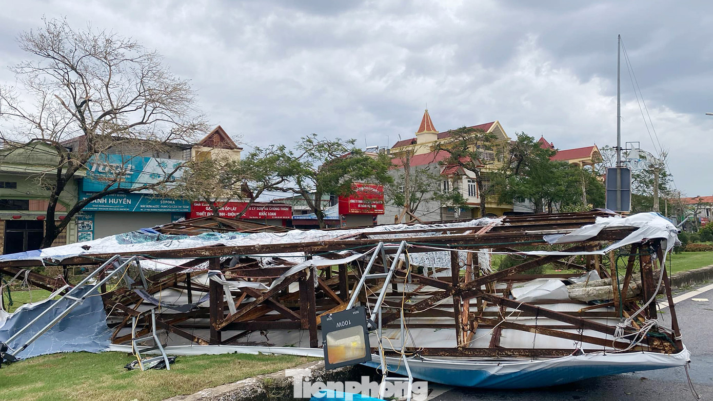 Các biển báo dọc đường Phạm Văn Đồng gãy, đổ, hư hỏng. Các biển báo dọc đường Phạm Văn Đồng gãy, đổ, hư hỏng.