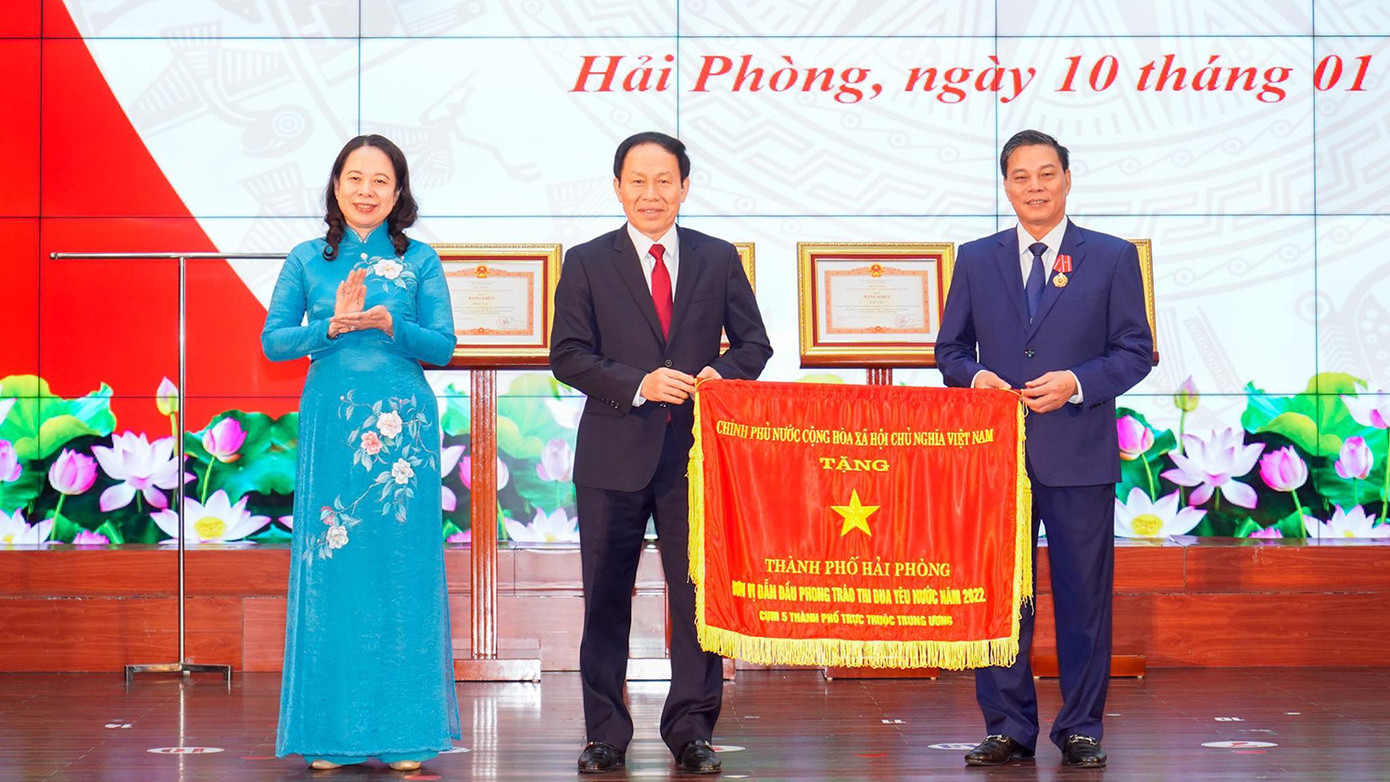 Phó Chủ tịch nước Võ Thị Ánh Xuân trao tặng Cờ thi đua của Chính phủ cho lãnh đạo TP Hải Phòng.