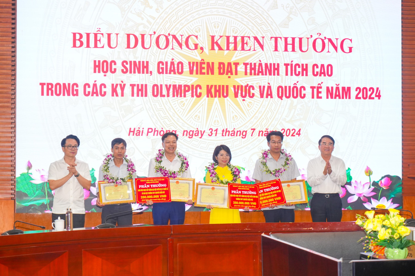 Lãnh đạo thành phố khen thưởng các thầy cô giáo giảng dạy các em học sinh đạt thành tích.