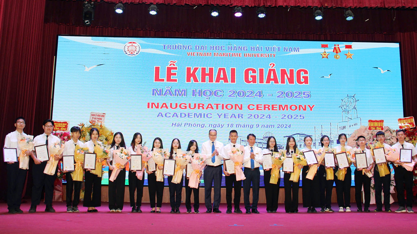 Trường Đại học Hàng hải Việt Nam biểu dương, khen thưởng tân sinh viên xuất sắc đầu vào khóa 65.