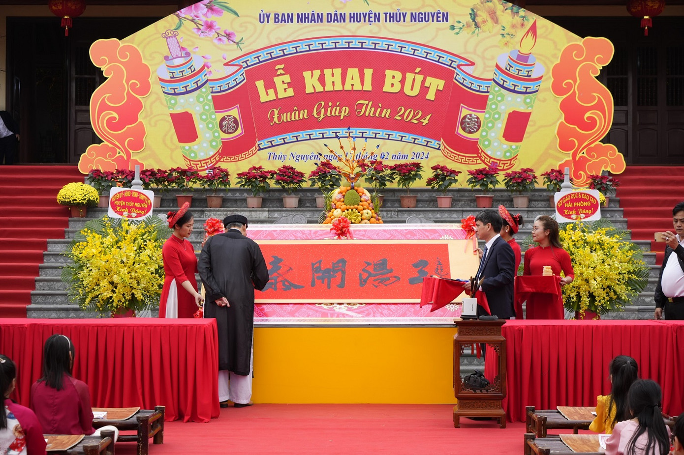 Trong một tuần từ 17-24/2 (tức mùng 8 đến rằm tháng Giêng), UBND huyện Thủy Nguyên (TP Hải Phòng) tổ chức Lễ hội khai bút và Hội thi viết thư pháp bằng chữ quốc ngữ tại Đền thờ Trạng nguyên Lê Ích Mộc, thuộc xã Quảng Thanh (huyện Thủy Nguyên).