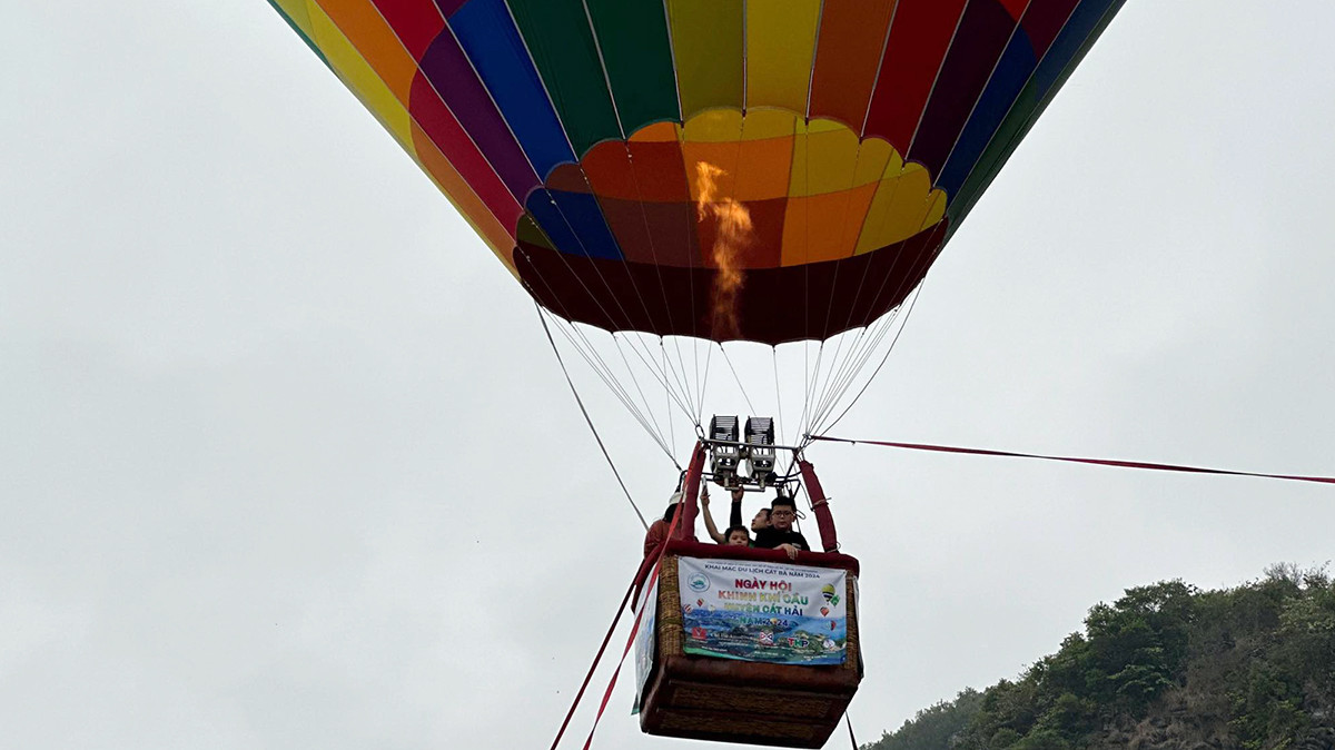 Một số du khách được trải nghiệm ngắm vịnh Lan Hạ, thị trấn Cát Bà từ độ cao 25m. Anh Ngọc Dũng (người địa phương) chia sẻ, năm nào anh cũng ra Cát Bà du lịch nhưng đây là lần đầu thấy khinh khí cầu. Sự xuất hiện của những khinh khí cầu tạo một không khí vui tươi, sôi động và hấp dẫn người dân du khách hơn.