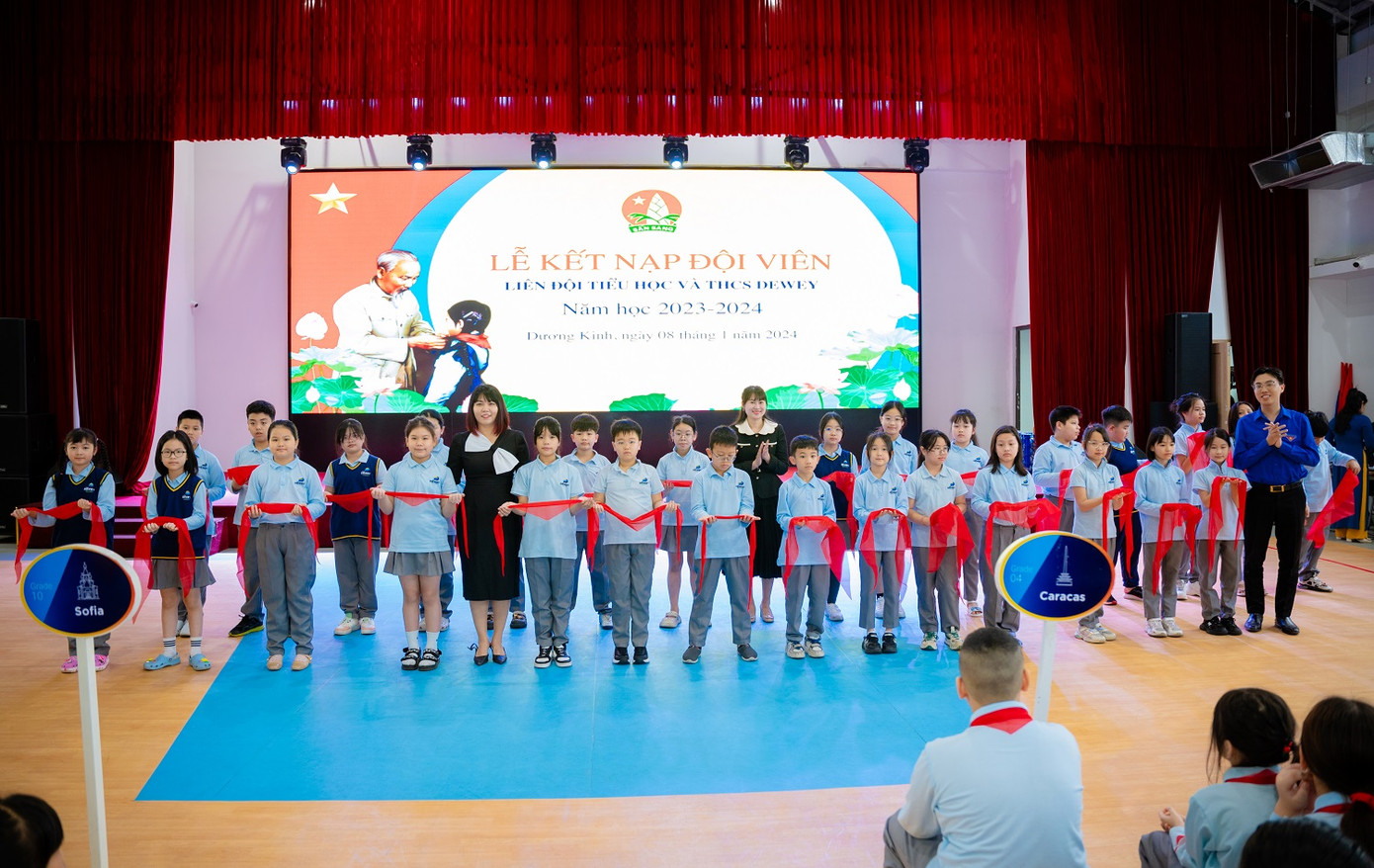 Các em học sinh trường tư thục đầu tiên tại Hải Phòng được kết nạp Đội TNTP Hồ Chí Minh. Các em học sinh trường tư thục đầu tiên tại Hải Phòng được kết nạp Đội TNTP Hồ Chí Minh.