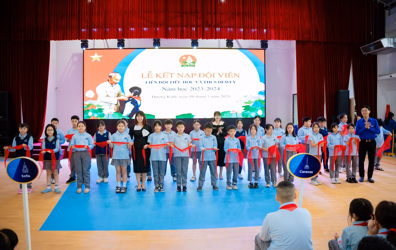 Các em học sinh trường tư thục đầu tiên tại Hải Phòng được kết nạp Đội TNTP Hồ Chí Minh. Các em học sinh trường tư thục đầu tiên tại Hải Phòng được kết nạp Đội TNTP Hồ Chí Minh.