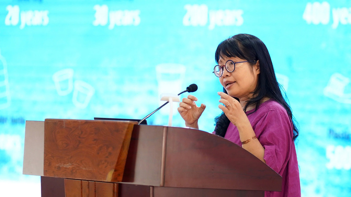 Bà Đỗ Vân Nguyệt - Giám đốc Trung tâm Sống và học tập vì môi trường và cộng đồng đã lồng ghép những kiến thức, kỹ năng phân loại rác kết hợp với những trò chơi đa dạng thu hút các bạn trẻ tương tác, hào hứng tìm hiểu, trả lời.