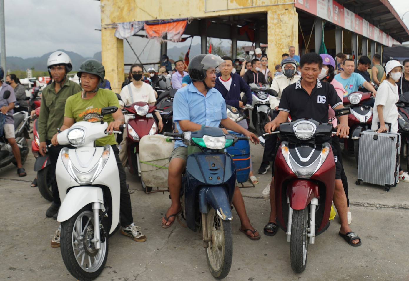 Nhiều người dân ở đảo Cát Bà lên phà về đất liền mua xăng dầu tiếp tế.