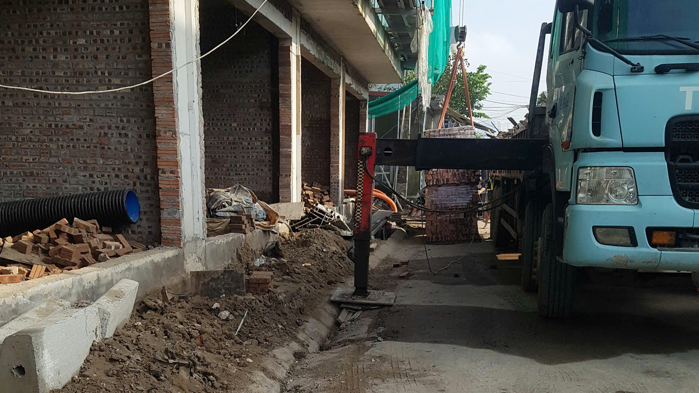 Người dân ngõ 440 Chợ Hàng (quận Lê Chân) ngăn chặn công nhân thi công dự án vì phát hiện dấu hiệu vi phạm, lấn chiếm lòng đường, vỉa hè.