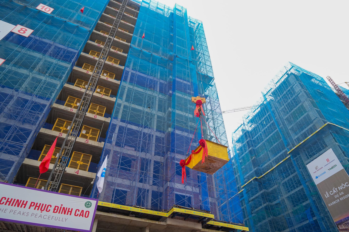 Những mẻ bê tông cuối được chuyển lên 2 tòa nhà thuộc dự án để hoàn thiện. Những mẻ bê tông cuối được chuyển lên 2 tòa nhà thuộc dự án để hoàn thiện.