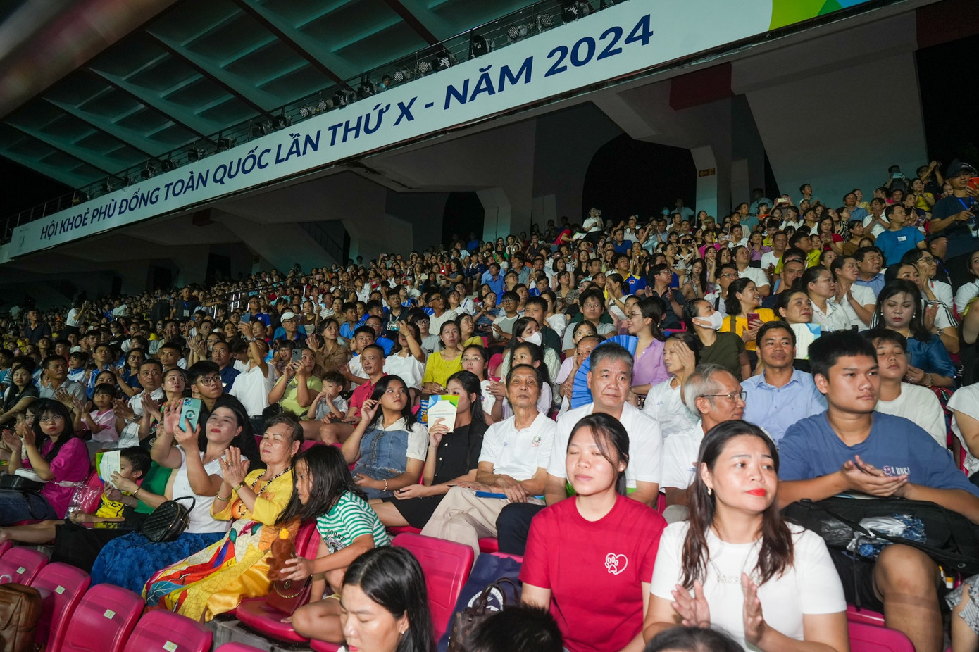 Hàng nghìn huấn luyện viên, vận động viên và người dân tới sân vận động Lạch Tray dự lễ khai mạc Hội khỏe Phù Đổng toàn quốc lần thứ X. Hàng nghìn huấn luyện viên, vận động viên và người dân tới sân vận động Lạch Tray dự lễ khai mạc Hội khỏe Phù Đổng toàn quốc lần thứ X.