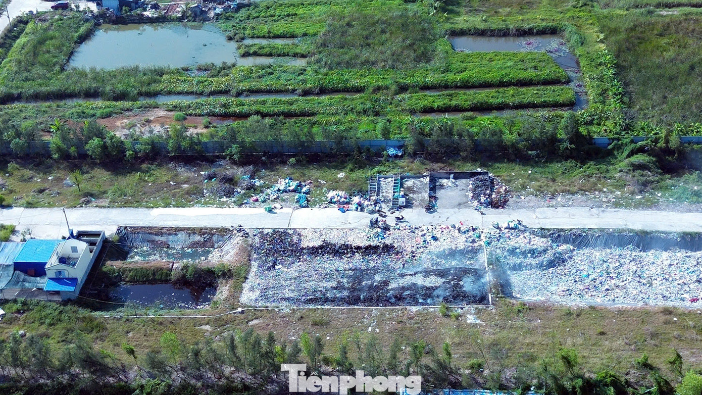 Phần lớn diện tích hố chôn lấp rác thải tại xã Tân Dân (An Lão, Hải Phòng) bị cháy thành tro.