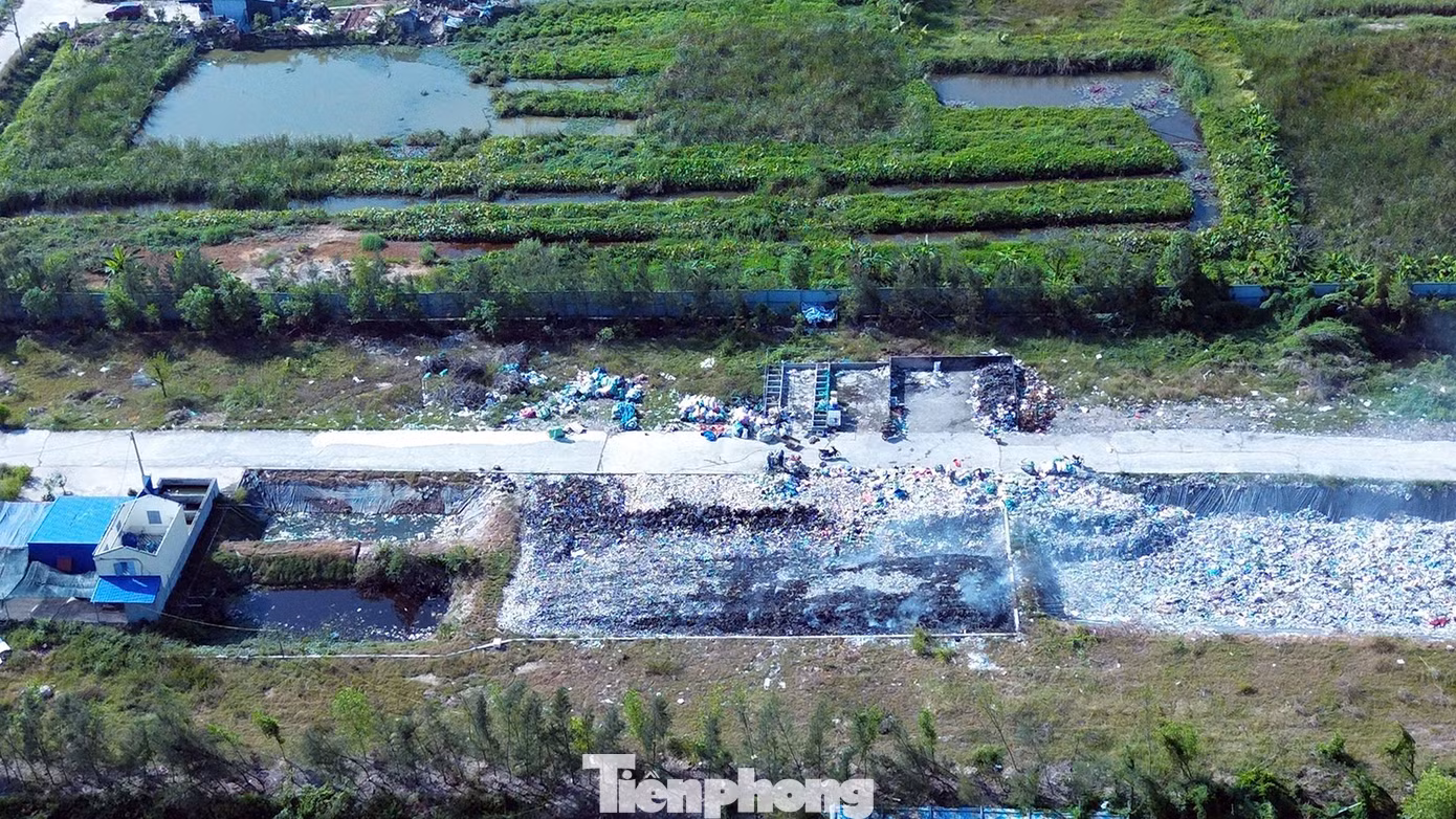 Phần lớn diện tích hố chôn lấp rác thải tại xã Tân Dân (An Lão, Hải Phòng) bị cháy thành tro.