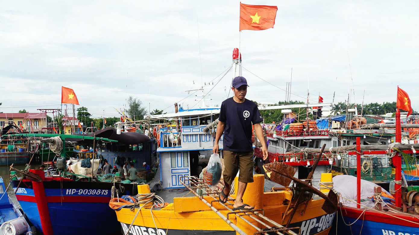 Ghi nhận tại quận Đồ Sơn, thời tiết chiều 6/9 có nắng, ít gió. Lực lượng chức năng đã triển khai đồng bộ các phương án phòng chống siêu bão số 3. Trong đó, vận động, tuyên truyền, hỗ trợ ngư dân di dời người và tài sản về nơi tránh trú an toàn.