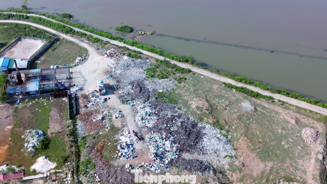 Bãi rác ven sông thuộc xã Quốc Tuấn (An Lão, Hải Phòng) cũng có dấu hiệu bị đốt, cháy đen.