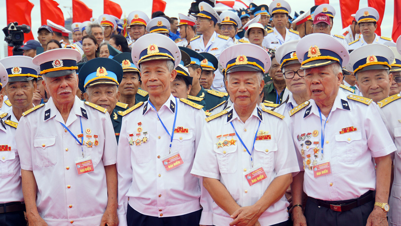 Các cựu chiến binh, anh hùng lực lượng vũ trang nhân dân dự buổi lễ, ôn lại kỷ niệm và tưởng nhớ những đồng đội đã hy sinh.